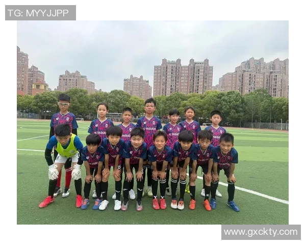 足球傅晴的梦想之路从校园到职业联赛的成长故事 足球傅晴的梦想之路从校园到职业联赛的成长故事