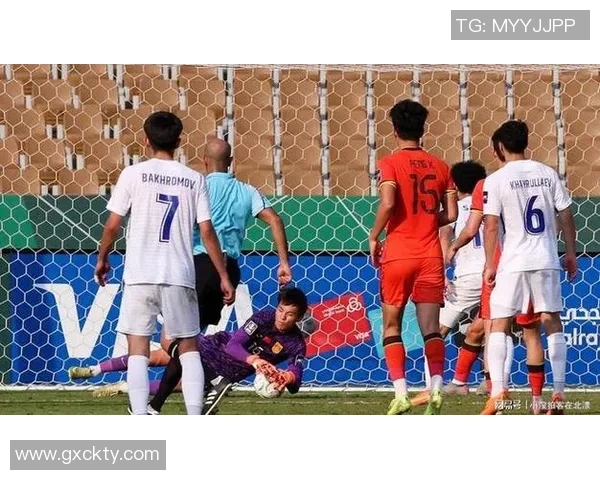 足球踩腿事件引发热议球员安全与比赛公平性亟待关注 足球踩腿事件引发热议球员安全与比赛公平性亟待关注